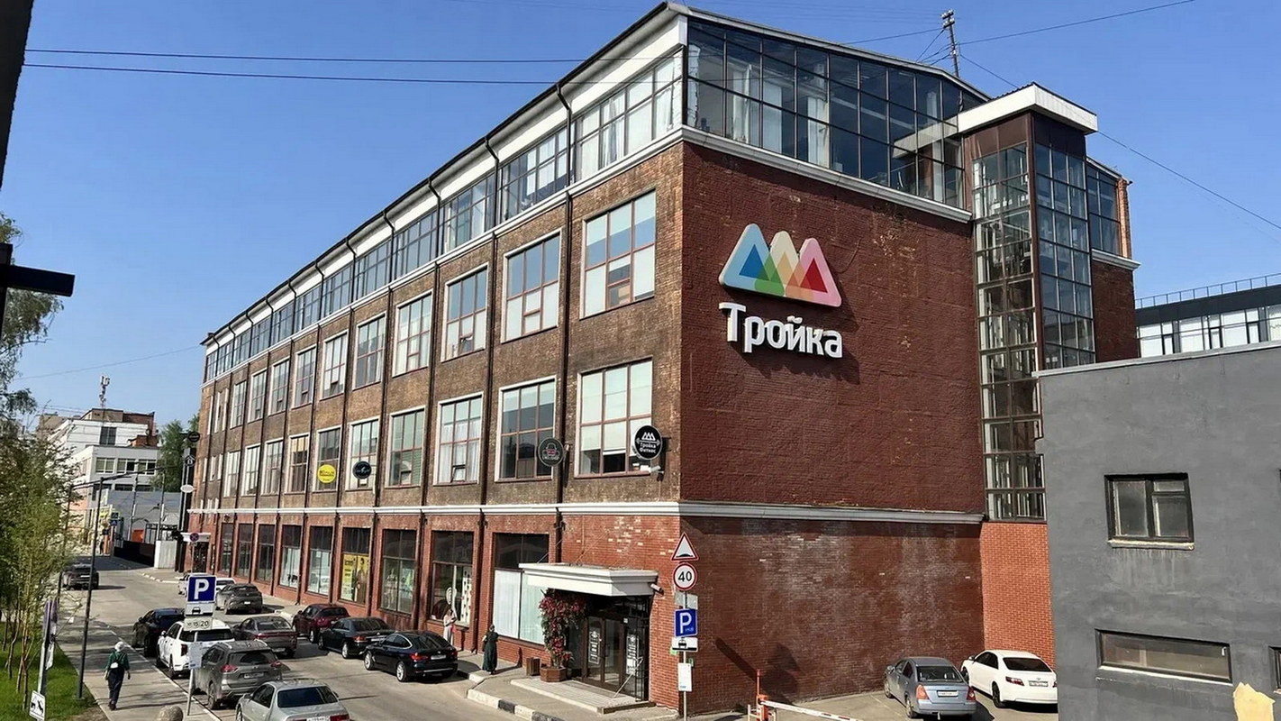 Реклама в ТЦ «Тройка» на digital экранах